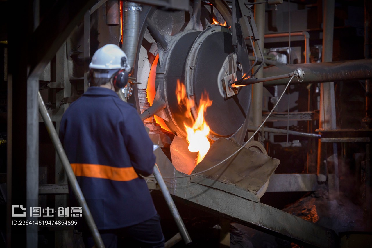 鋼花飛濺 鋼鐵鑄造車間中的熔融金屬灌注